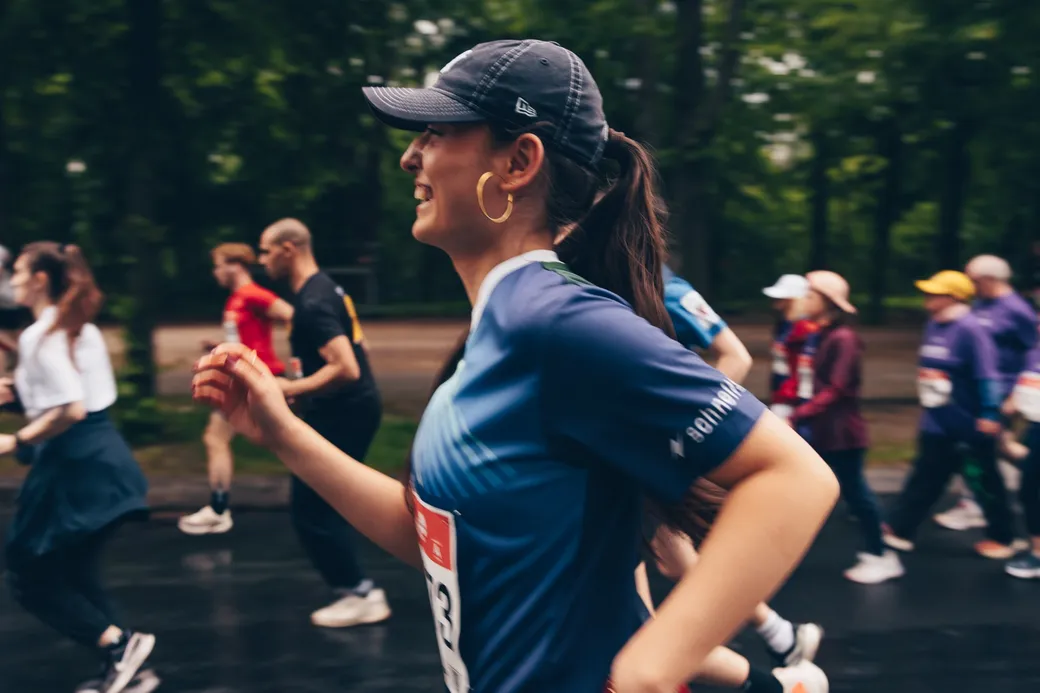 Teilnehmerin beim Berliner Firmenlauf in Bewegung