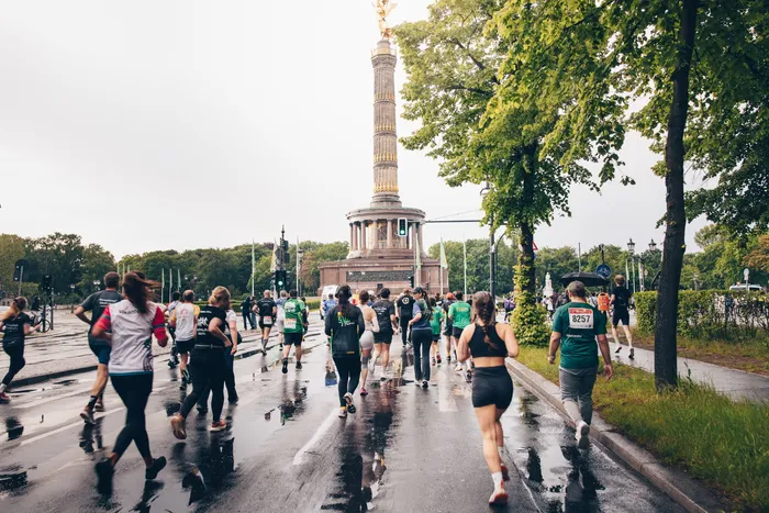Firmenlauf in Berlin mit Siegessäule im Hintergrund
