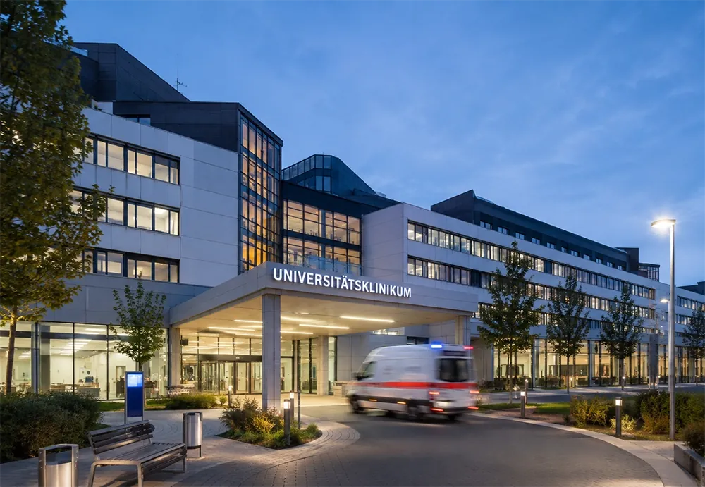 Großes Klinikum mit mehreren Gebäudeteilen